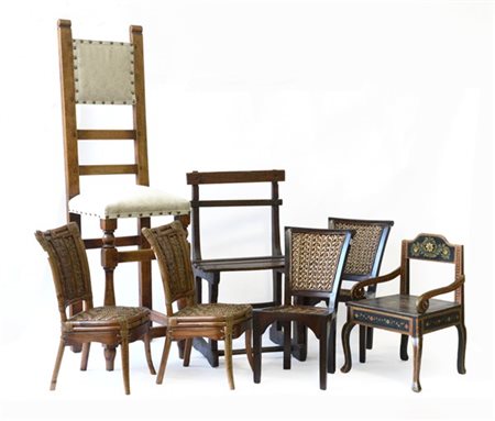 Lotto composto da sette piccole sedie diverse in legno e midollino (difetti)