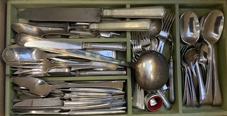 Cartone contenente una parte di servizio di posate Sambonet, unito ad altre di