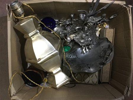 Cartone contenente numerosi oggetti in metallo argentato ed altri materiali div