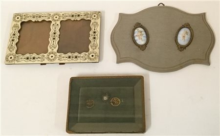 Lotto composto da un pannello con due piccole placche in porcellana, una cornic