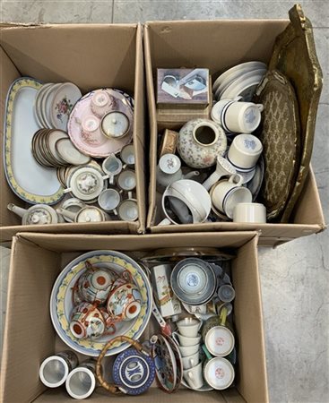 Lotto di tre cartoni contenenti numerosi oggetti per la tavola di fatture e mat