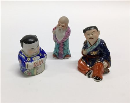 Tre sculture diverse in porcellana raffiguranti Shoulao e fanciulli. 
Cina, sec