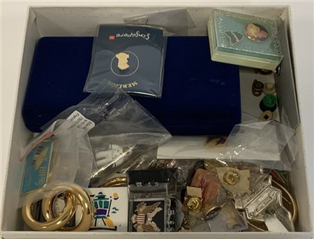 Scatola contenente numerose spille e bigiotteria varia (difetti)