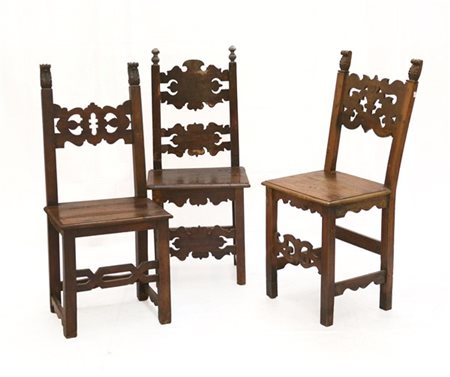 Lotto composto da tre sedie con schienali e fasce sagomate e traforate e pinnac