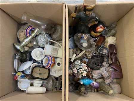 Lotto di due cartoni contenenti numerosi souvenirs ed altri oggetti di material