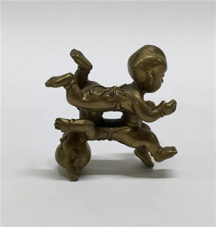 Fermacarte raffigurante coppia di bimbi gemelli in metallo
 (l. max 9,5) (lievi