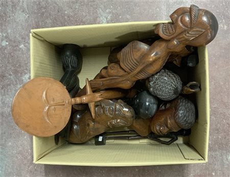 Scatola contenente dodici oggetti diversi di arte etnica in legno scolpito (dif