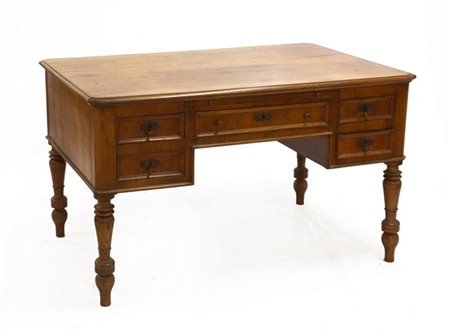 Scrivania da centro lastronata in noce a cinque cassetti riquadrati e tiretto s