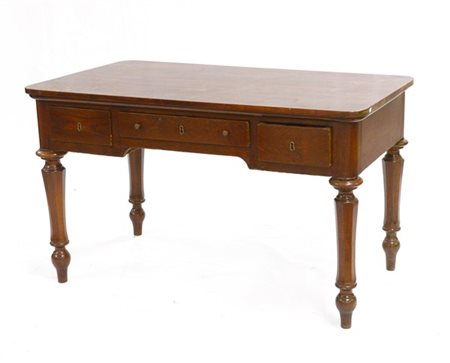 Scrivania da centro a tre cassetti, gambe sfaccettate (cm 135x81x65) (difetti)