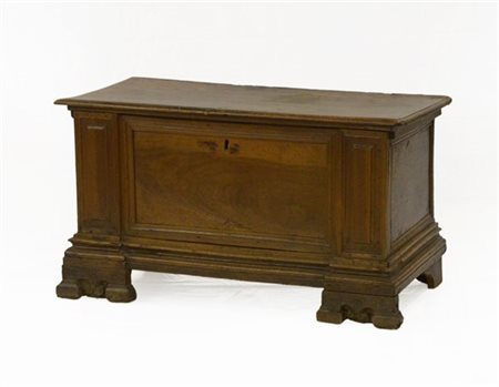 ANtica cassapanca in noce con specchiature incorniciate e piedi a mensola (cm 1