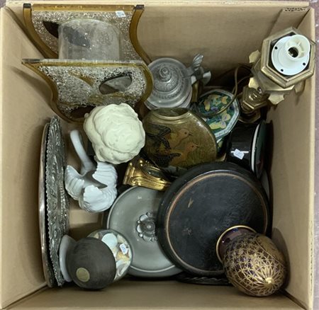 Scatola contenente numerosi oggetti di forme, manifatture e materiali diversi t