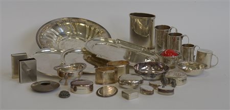 Lotto composto da numerosi oggetti in argento di diversa fattura (gr 1000) (dif