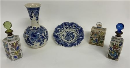 Lotto composto da un vaso e un piattino in ceramica di Delft e tre bottiglie in