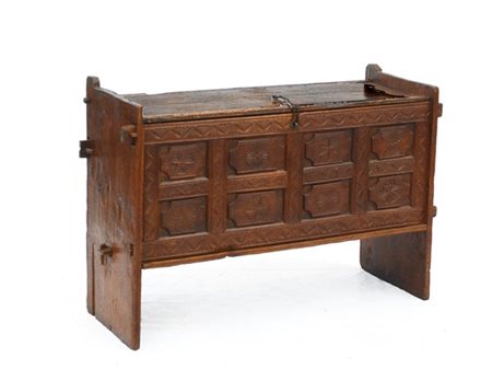 Madia con fronte bugnata decorata da motivi floreali stilizzati, fianchi con ra