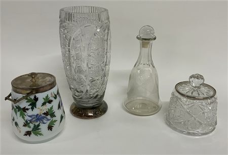 Lotto composto da un vaso, due contenitori con coperchio e una bottiglia con ta