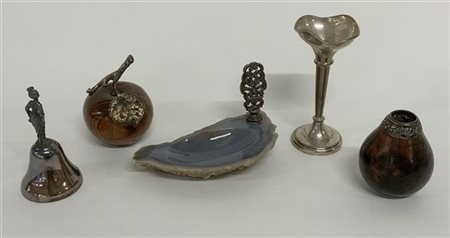 Lotto composto da due frutti in legno e argento, un posacenere in pietra dura e