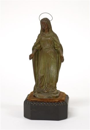 Scultura in metallo raffigurante Madonna (h cm 21) su base in legno (difetti)