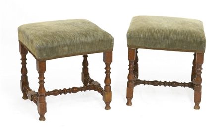 Coppia di panchetti in noce con gambe e traverse tornite a rocchetto, rivestiti