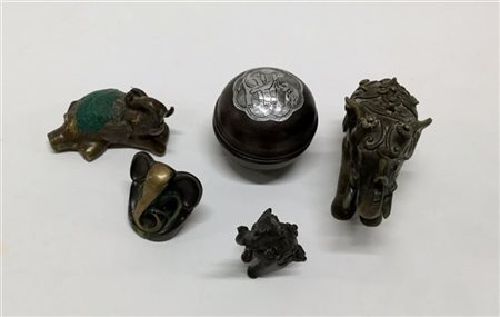 Lotto composto da quattro statuine raffiguranti elefanti e una scatolina tonda