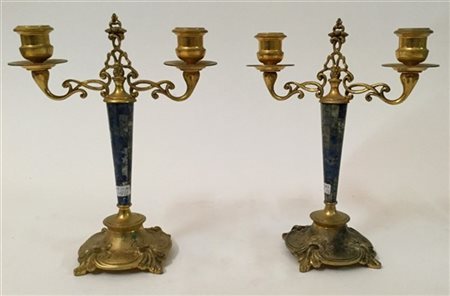 Coppia di candelieri a due fiamme in metallo dorato e lapislazzulo (h cm 22) (l