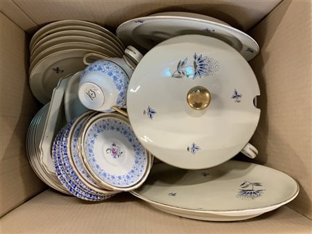 Cartone contenente parte di servizio da tavola in porcellana di manifattura cec