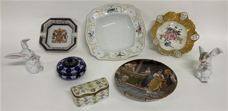 Lotto composto da due centrotavola e due sculture raffiguranti conigli in porce