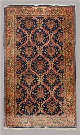 Tappeto Rumeno, Romania, secolo XX.
Decoro con ogive fiorite su fondo blu notte