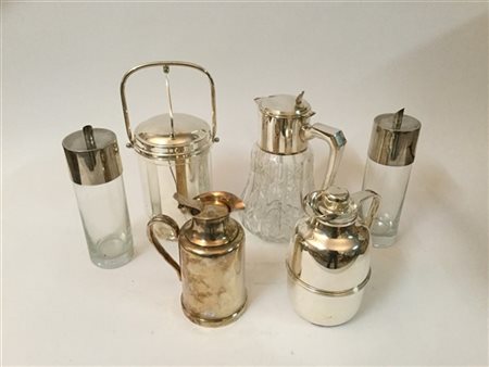 Lotto composto da due bottiglie cilindriche, un portaghiaccio, due thermos e un