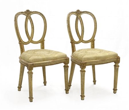 Coppia di sedie in legno laccato avorio e oro, schienale a giorno, fasce e gamb