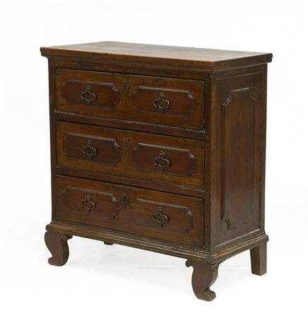 Antico comoncino in noce a tre cassetti decorato da pannelli sagomati, piedi an