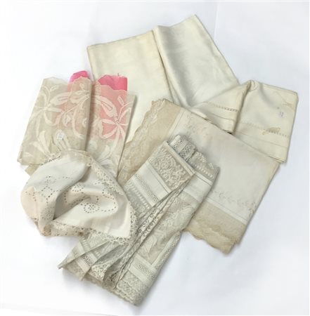 Lotto composto da diversi tessuti, tovaglie, centrini, in cotone e adornati in