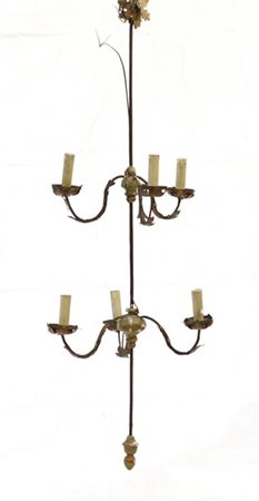 Lampadario a sei fiamme in ferro e legno laccato (h cm 119) (difetti)