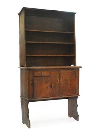 Antica piattaia con parte superiore a quattro vani a giorno e parte inferiore a