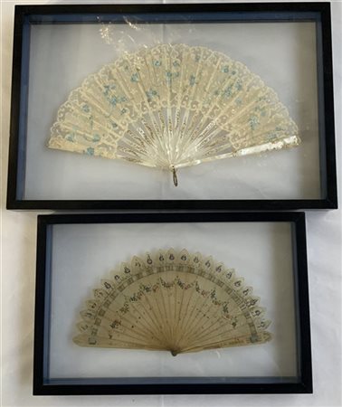 Lotto composto da due ventagli in madreperla e osso, pagina in stoffa decorata