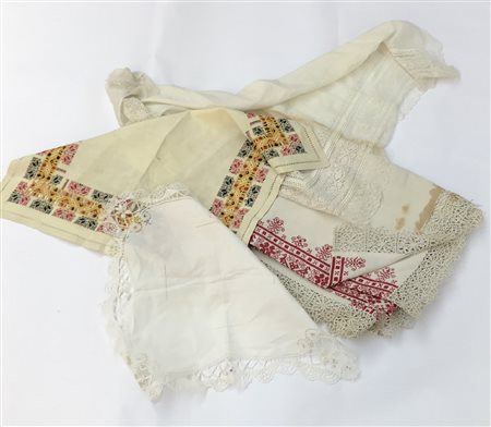 Lotto composto da una tovaglia in cotone ricamato a punto croce rosso