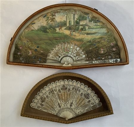Lotto composto da due ventagli, uno con stecche in avorio e decoro all'oriental