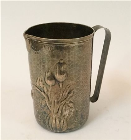 Brocca in metallo argentato martellato con decoro floreale. Italia, secolo XX.