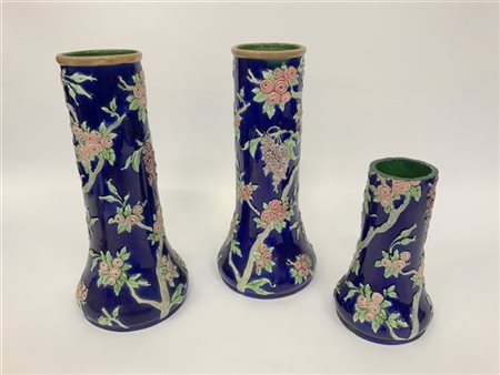 Manifattura di Eichwald
Gruppo di tre vasi in ceramica dipinta in policromia a