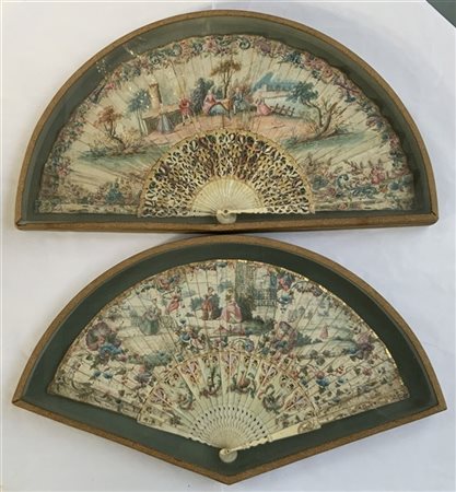 Lotto composto da due ventagli con stecche in avorio dipinto e traforato a freg