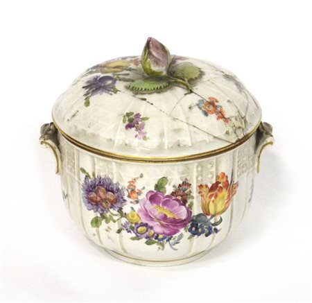 Manifattura del secolo XIX. Zuccheriera in porcellana decorata in policromia e