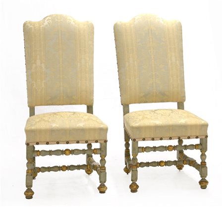 Coppia di sedie a rocchetto con gambe a traverse tornite, laccate e dorate. Sed