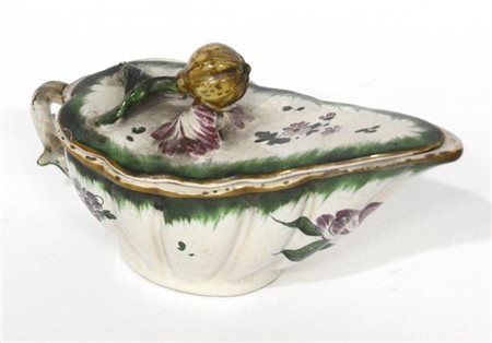 Manifattura del secolo XVIII. Salsiera in maiolica decorata in policromia a fio