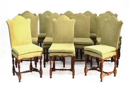 Lotto composto da dodici sedie con schienali sagomati e gambe a rocchetto (dife