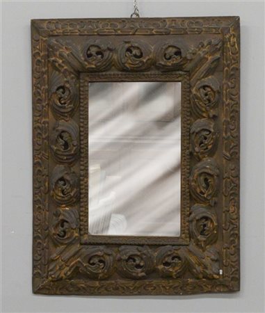 Specchiera con cornice in legno intagliato a volute e motivi fogliacei (cm 80x1