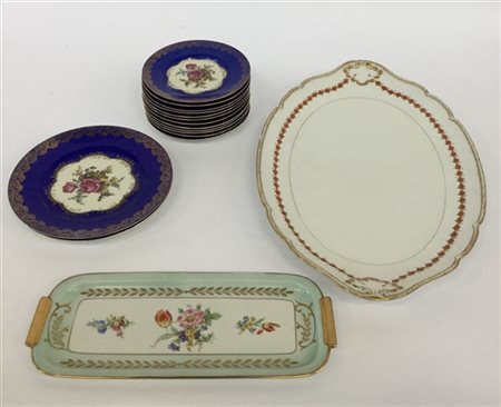 Lotto composto da dodici piattini e due più grandi in porcellana a fondo blu co