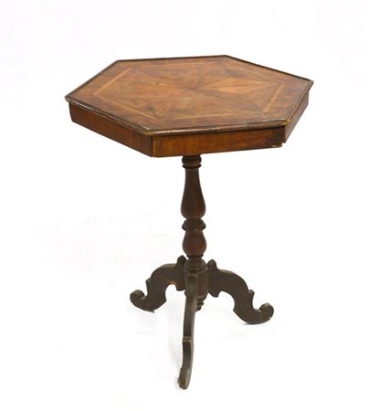 Tavolino ad un cassetto con piano esagonale lastronato a stella e filettato, ga