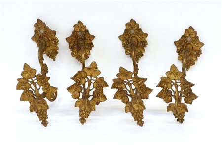 Gruppo di quattro reggitende in bronzo decorate a tralci di vite (lievi difetti