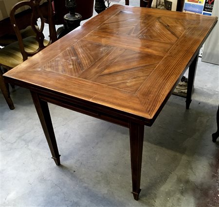 * Tavolo allungabile lastronato e filettato, due cassetti nella fascia, gambe r