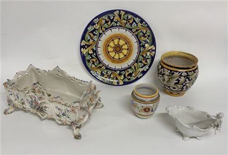 Manifatture diverse, 
Lotto composto da due centrotavola, due vasetti e un piat