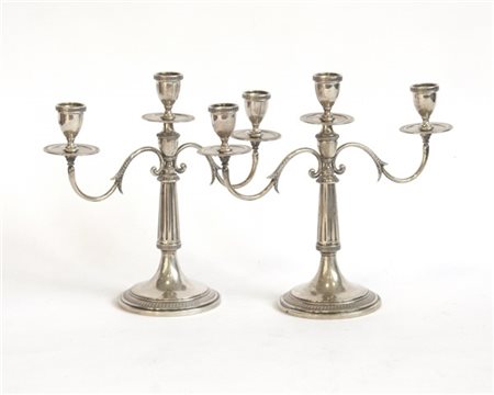 Coppia di candelabri in argento a tre fiamme con decoro a palmette, fusto scana